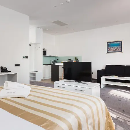 Marina Baotic Apartments * Трогир