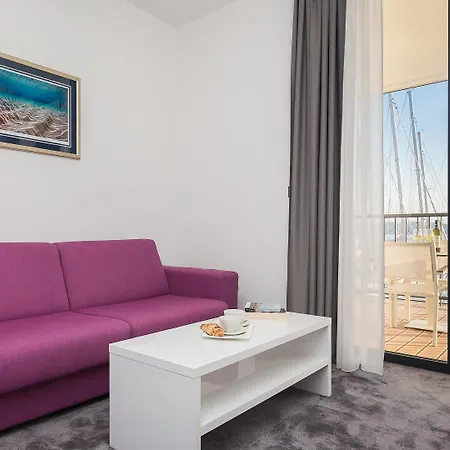 Marina Baotic Apartments Трогир